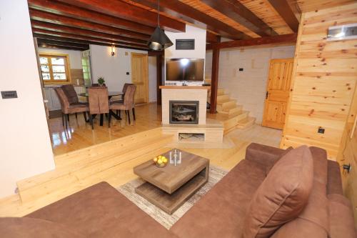 ein Wohnzimmer mit einem Sofa und einem Kamin in der Unterkunft Tara Cottage in Bajina Bašta