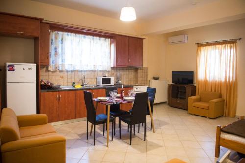 cocina con mesa y sillas y cocina con cocina en Zante Xigia Bay villas, en Khartáta