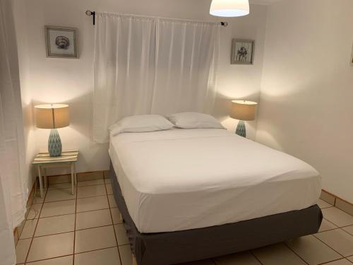 מיטה או מיטות בחדר ב-BEACHFRONT Relaxation 1 Bedroom Apt