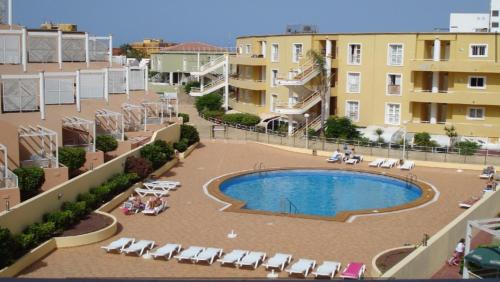 vista sulla piscina di un resort di Orlando Adeje ad Adeje