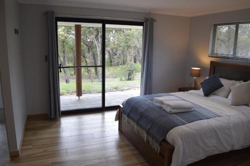 Ένα ή περισσότερα κρεβάτια σε δωμάτιο στο Eagle Bay House