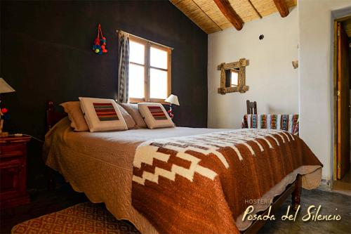 A bed or beds in a room at Posada del Silencio