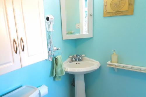 Bathroom sa Short walk to beach 3 br 2 bath restored 1935 home