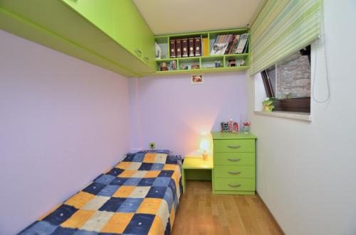 En eller flere senge i et værelse på Apartment Karmen