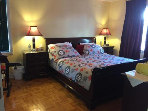 Tempat tidur dalam kamar di Water view Apt near downtown& airport