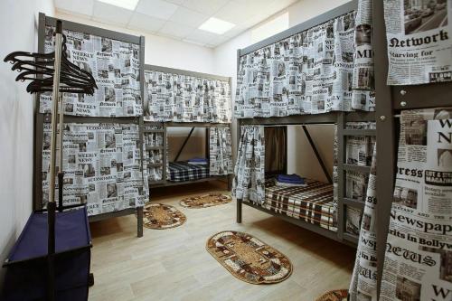 モスクワにあるХостелы Рус - Бакунинскаяの二段ベッド2組、新聞が備わる客室です。