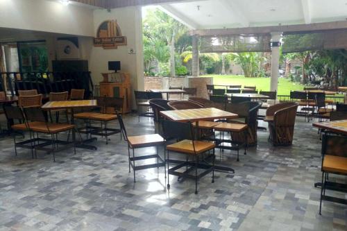 a restaurant with tables and chairs in a room at Gran Plaza Hotel Centro Histórico in Iguala de la Independencia