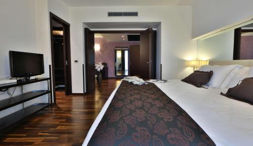 a hotel room with a large bed and a television at Best Western Hotel Biri in Padova