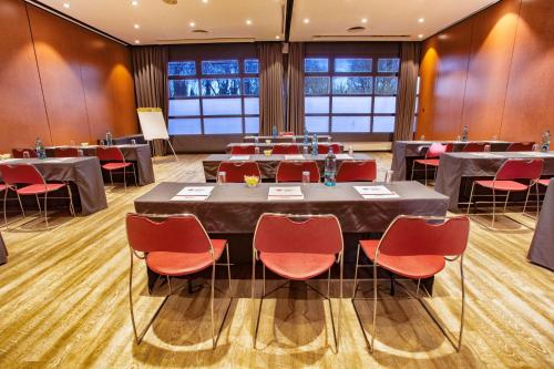 a conference room with tables and chairs and windows at Best Western Plus Hotel Alfa Aeropuerto in Barcelona