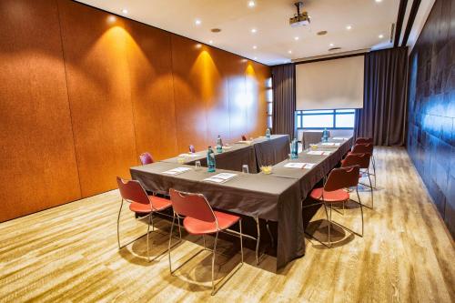 a conference room with a long table and chairs at Best Western Plus Hotel Alfa Aeropuerto in Barcelona
