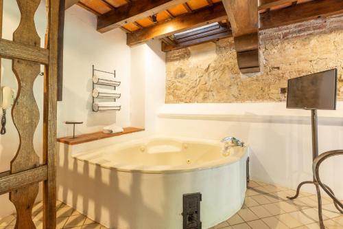 a bath room with a tub and a sink at Hotel Museo Spa Casa Santo Domingo in Antigua Guatemala