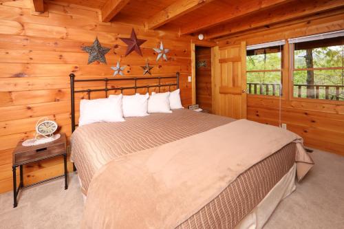 Ein Bett oder Betten in einem Zimmer der Unterkunft Elevated Expectations