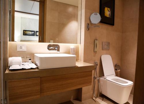 Kylpyhuone majoituspaikassa Royal Hometel Suites