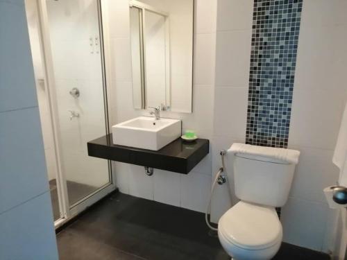 Koupelna v ubytování Manja Hotel