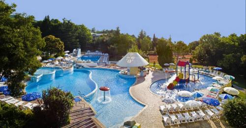una vista aérea de una piscina en un complejo en Hotel Orhidea, en Albena