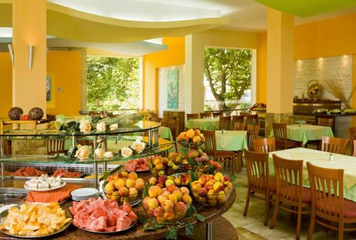 un ristorante con buffet di frutta in esposizione di Hotel Orhidea ad Albena