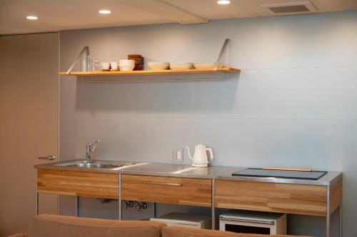 cocina con fregadero y encimera en 2254, en Kioto