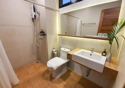 bagno con servizi igienici bianchi e lavandino di Mini House Aonang Hotel SHA Plus ad Aonang Beach