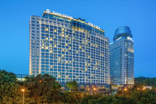 ein hohes Gebäude mit zwei Türmen davor in der Unterkunft Swiss Grand Xiamen-Harbour View in Xiamen