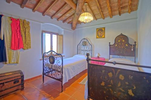 un dormitorio con una cama en una habitación en Maggiano by PosarelliVillas, en Certaldo