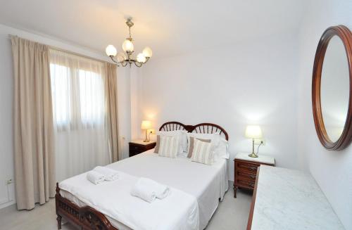 Postel nebo postele na pokoji v ubytování "PEP POMAR" Chalet en Palma de Mallorca