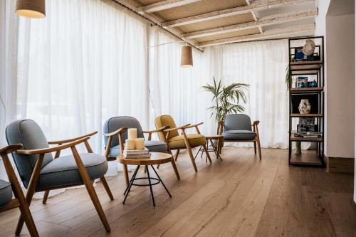 a living room with chairs and a table and a couch at Lux Isla in Talamanca
