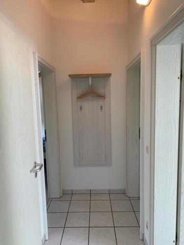 a hallway with two doors and a tiled floor at Alpenblick Nahe München mit Outdoor Whirlpool - 21 Min von München mit Zug in Aßling