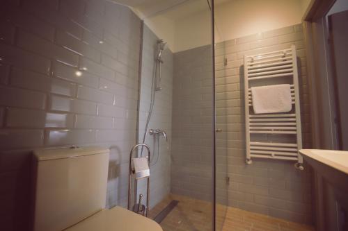 W łazience znajduje się toaleta i przeszklony prysznic. w obiekcie Villa Piazzetta w mieście Bacău