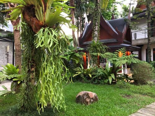 สวนหย่อมนอก Villa in the Garden, Surin Beach with private spa.