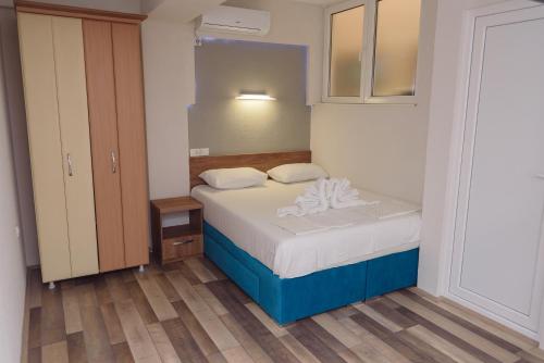 um pequeno quarto com uma cama e um armário em City Center Studio em Strumica