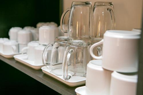 Oázis Panzió في ماكو: صف من الأباريق والأكواب الزجاجية على منضدة