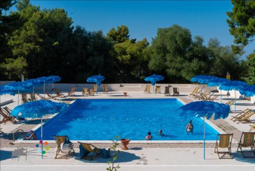 En udsigt til poolen hos Villaggio Camping Spiaggia Lunga eller i nærheden