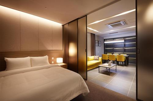 Giường trong phòng chung tại Osong H Hotel Sejong City