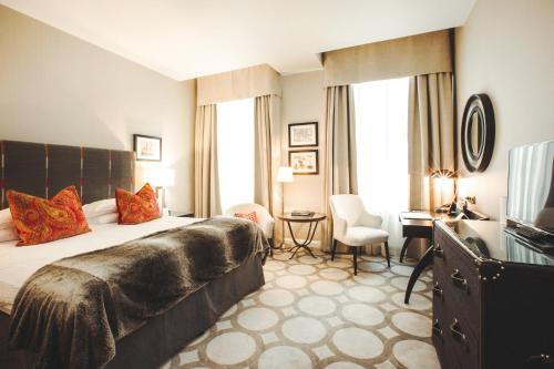 pokój hotelowy z łóżkiem i telewizorem w obiekcie Grand Palace Hotel - The Leading Hotels of the World w Rydze