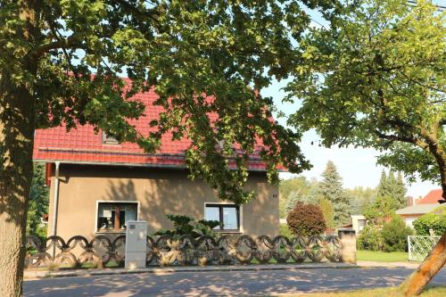 een huis met een hek ervoor bij Big Mama_s Home in Tschernitz