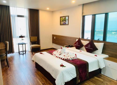 Ein Bett oder Betten in einem Zimmer der Unterkunft CKC Thien Duong Hotel