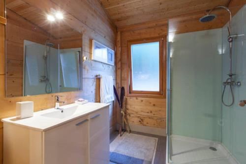 ein Badezimmer mit Dusche, Waschbecken und Spiegel in der Unterkunft Refugio da Raposa in Caminha