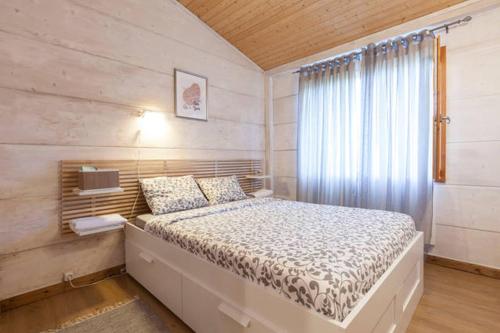 ein Schlafzimmer mit einem großen Bett mit Fenster in der Unterkunft Refugio da Raposa in Caminha