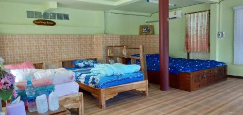 Ένα ή περισσότερα κρεβάτια σε δωμάτιο στο บ้านพักสุวดี เขาค้อ