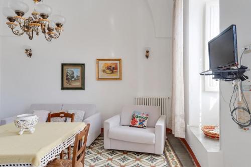 A television and/or entertainment centre at La Torre Antica Dimora