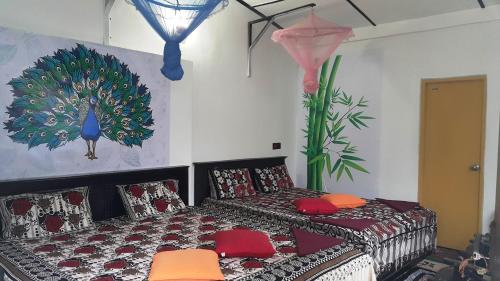 sypialnia z łóżkiem i obrazem na ścianie w obiekcie Green Garden Guest Mirissa w mieście Mirissa