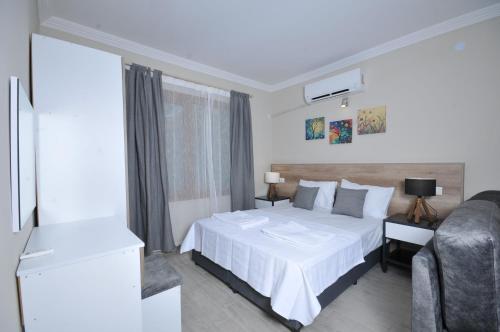 Postel nebo postele na pokoji v ubytování SELERDOĞA EVLERİ