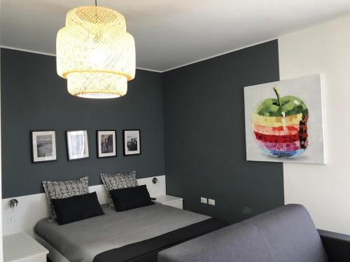 salon z łóżkiem i obrazem jabłka w obiekcie B&B Luxury Apartments w mieście Pulsano
