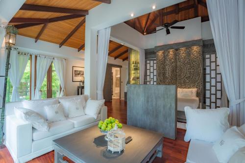 พื้นที่นั่งเล่นของ Villa in the Garden, Surin Beach with private spa.