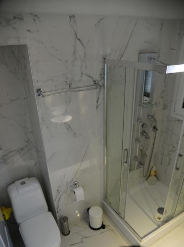 Bilik mandi di Villa Elia