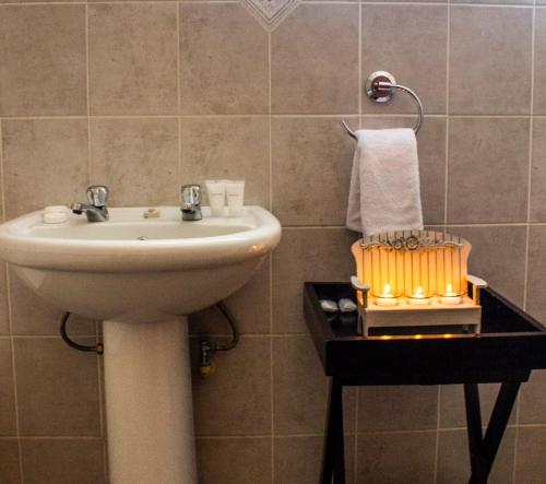 Kylpyhuone majoituspaikassa faces guesthouse