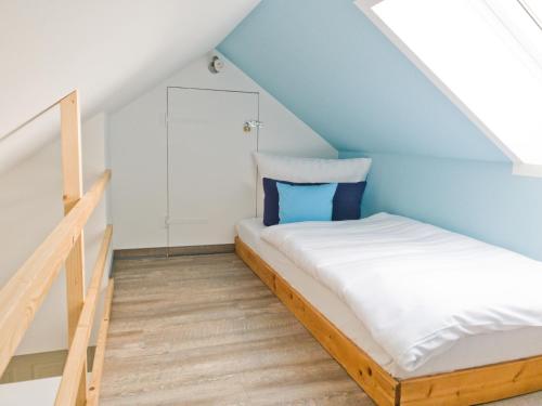 a bedroom with a bed in the attic at Lehdsche Heubuchten in Lehde