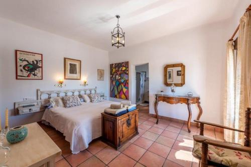 - une chambre avec un grand lit et une table dans l'établissement Villa Hazilla SpainSunRentals 1132, à Frigiliana