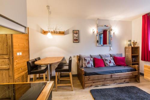 un salon avec un canapé et une table dans l'établissement Batiment F - A Chamonix Mont Blanc Panorama, à Chamonix-Mont-Blanc