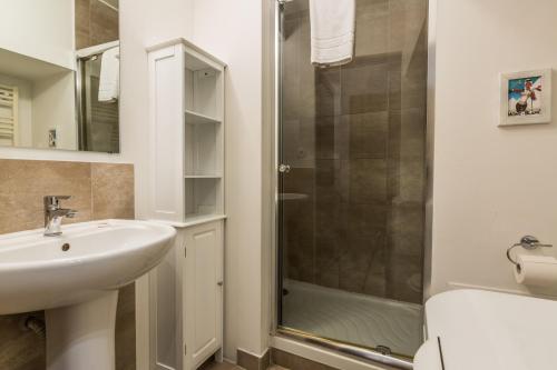 une salle de bain avec un lavabo et une douche dans l'établissement Batiment F - A Chamonix Mont Blanc Panorama, à Chamonix-Mont-Blanc